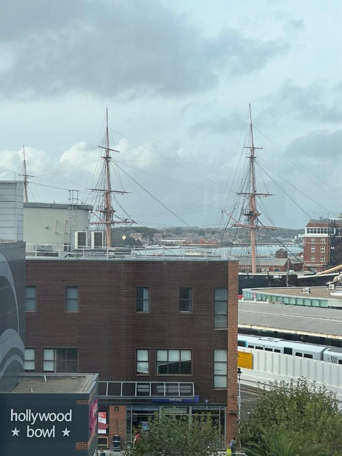 Gunwharf Quays Harbour Apartments Portsmouth Ngoại thất bức ảnh