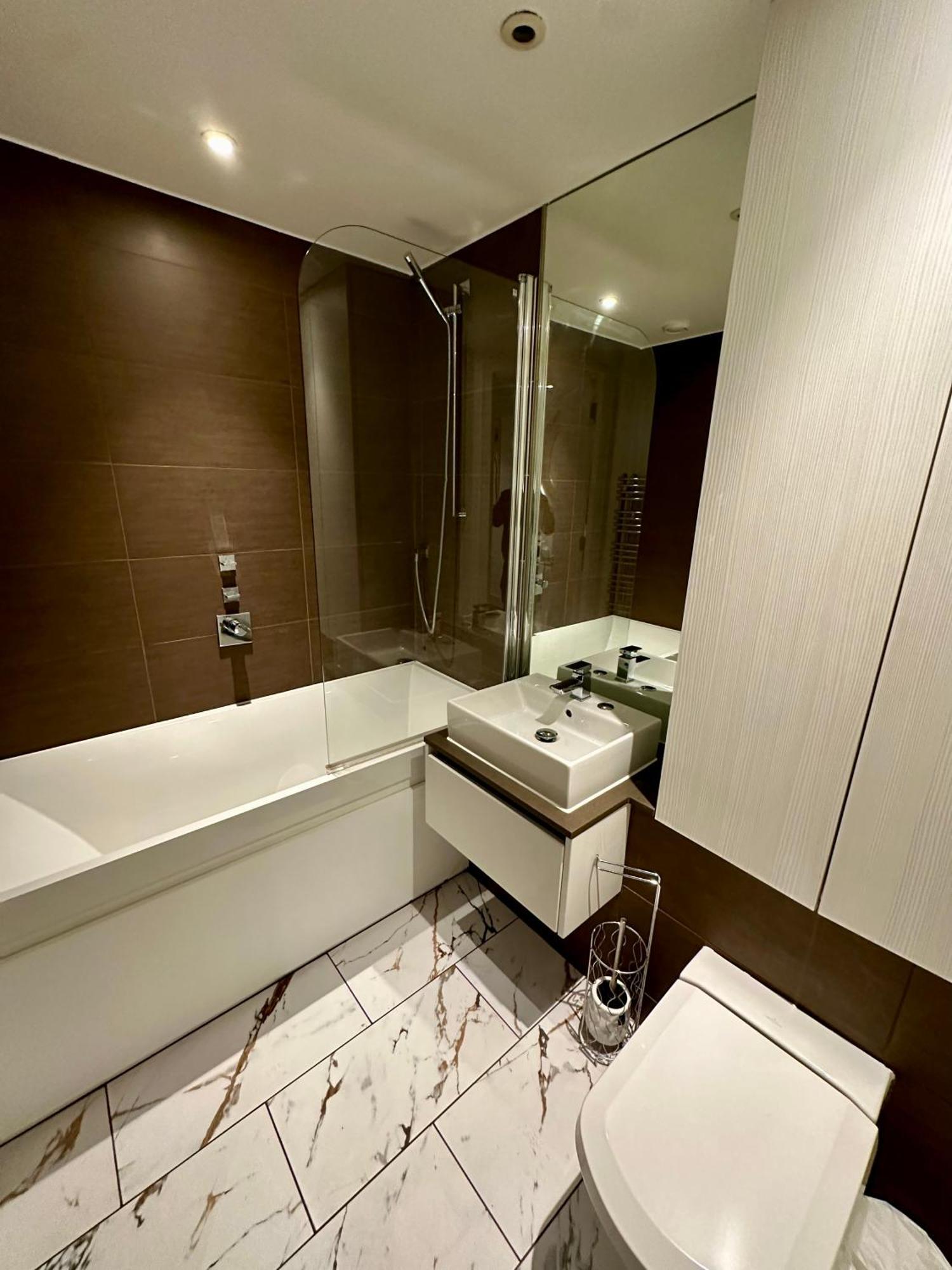 Gunwharf Quays Harbour Apartments Portsmouth Ngoại thất bức ảnh