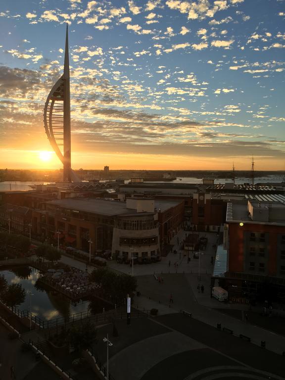 Gunwharf Quays Harbour Apartments Portsmouth Ngoại thất bức ảnh