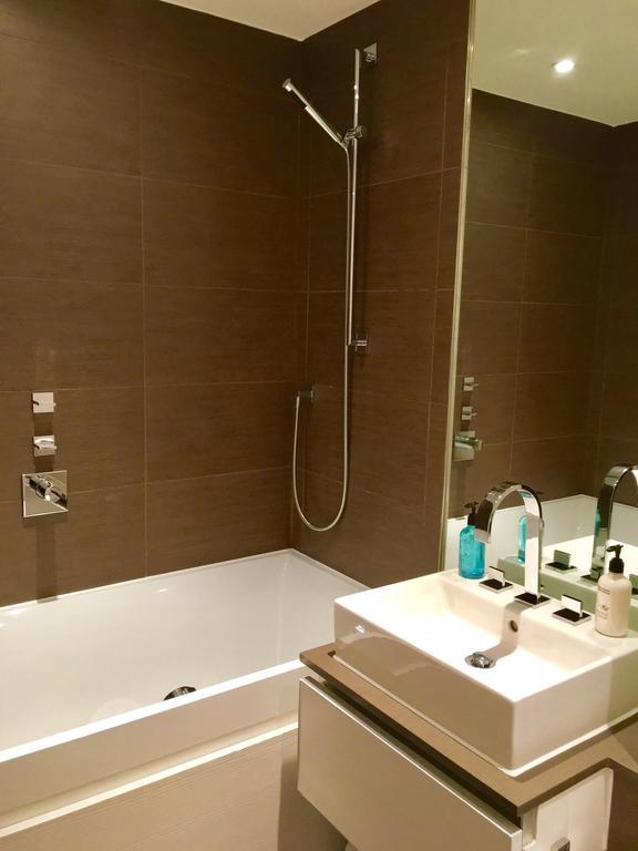 Gunwharf Quays Harbour Apartments Portsmouth Ngoại thất bức ảnh
